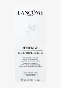 Witte rechthoekige doos met zwarte tekst; bevat "LANCÔME," "RÉNERGIE H.C.F. TRIPLE SERUM" en ingrediëntenlijst. Inhoud: 20 ml.