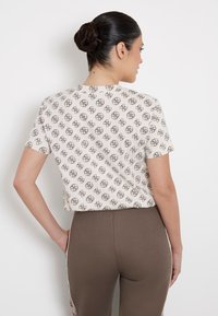 Guess 4G LOGO ALL OVER - T-shirt imprimé - hellbraun