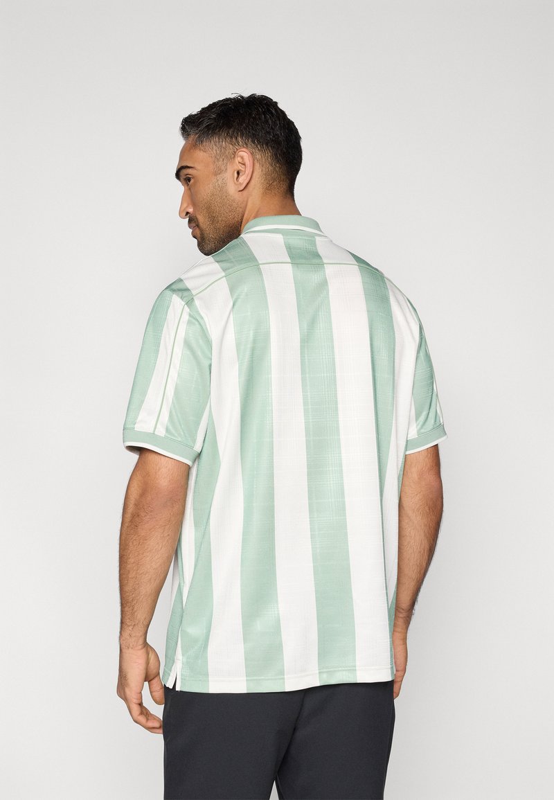 Polo à manches courtes à rayures verticales vert menthe et blanc. Confectionné en tissu léger avec une texture douce et un col classique.
