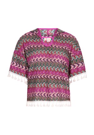 Haut tissé multicolore avec un motif tourbillonnant vibrant rose et bleu, manches courtes et accents de franges blanches au niveau de l'ourlet.