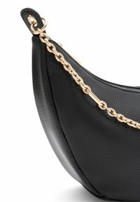 Borsa a tracolla in pelle nera con design curvo e finitura texturizzata. Presenta una tracolla in catena dorata e una chiusura metallica.