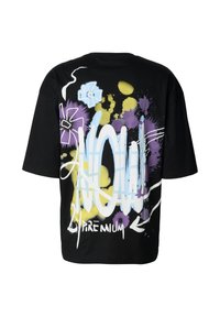 Černé volné tričko s barevnými graffiti ilustracemi v purpurové, žluté a modré barvě. Design zahrnuje abstraktní tvary a text.