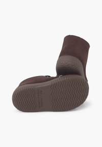 Botas de tobillo de ante marrón con suela de goma que presenta un patrón en zigzag, costuras en contraste y punta redonda.