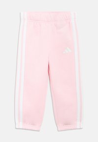 Pantalones deportivos rosas con rayas laterales blancas, cintura elástica y un pequeño detalle de logo blanco. Fabricados con un material suave y liso.