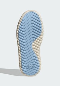 Plavi gumeni potplat sa cik-cak šarećim uzorkom, krem boje bočne stranice i reljefni detalj logotipa. Dizajniran za prianjanje i udobnost.