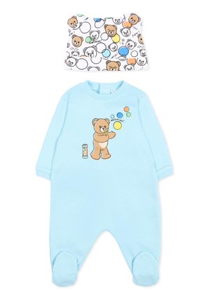 Jasnoniebieski kombinezon dziecięcy z nadrukiem misia dmuchającego kolorowe bańki, w zestawie z białą czapką z licznymi twarzami misia i kolorowymi bańkami.