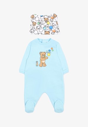 Combinaison bleu clair pour bébé avec un motif d’ours en peluche soufflant des bulles colorées, assortie à un chapeau blanc présentant plusieurs visages d’ours en peluche et des bulles colorées.