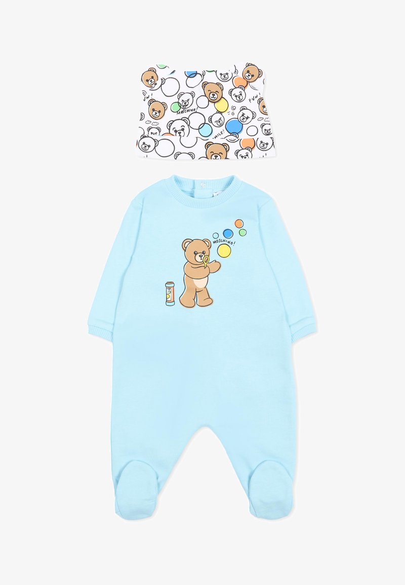 Tutina azzurra chiaro per neonato con stampa di orsetto che soffia bolle colorate, abbinata a cappellino bianco con diverse facce di orsetti e bolle colorate.