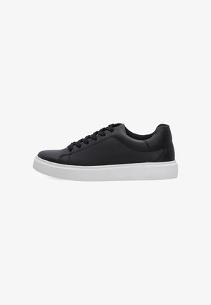 Schwarzer Sneaker mit schwarzen Schnürsenkeln und dicker weißer Gummisohle, von der Außenseite auf weißem Hintergrund gesehen.