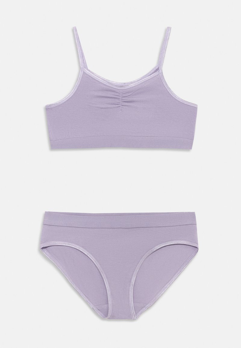 Set in due pezzi lilla composto da un top crop con spalline regolabili e un coordinato perizoma a vita alta, realizzato in tessuto morbido ed elasticizzato.