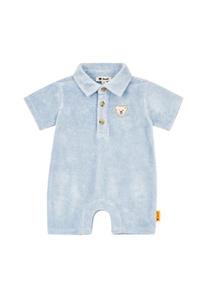 Hellblauer Baby-Strampler mit kurzen Ärmeln, Kragen, drei braunen Knöpfen und kleinem Teddybär-Aufnäher auf der Brust.