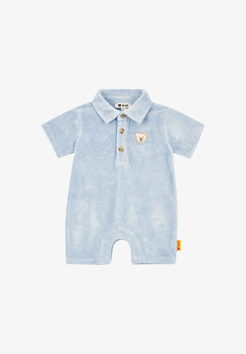 Jasnoniebieski niemowlęcy rampers z krótkim rękawem, kołnierzykiem, trzema brązowymi guzikami i małą naszywką w kształcie misia na piersi.