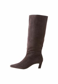 Hnedé semišové čižmy po kolená s �špicatou špičkou a blokovým opätkom. Hladká textúra s minimálnymi detailmi šitia.