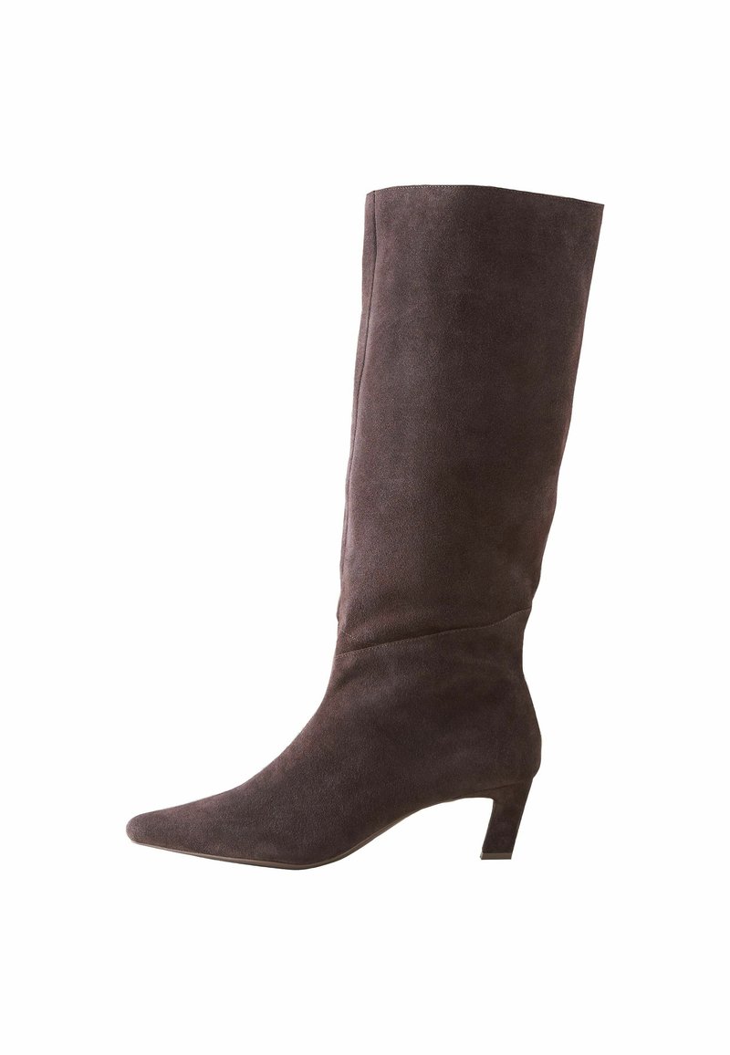 Hnedé semišové čižmy po kolená s špicatou špičkou a blokovým opätkom. Hladká textúra s minimálnymi detailmi šitia.