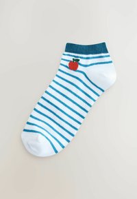 Gestreifte Knöchelsocke in Weiß und Türkis, mit einer roten Applika nahe dem Bündchen. Weiches Strickmaterial, gerippter Saum.