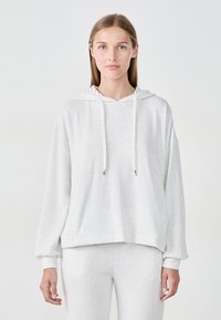 Sudadera con capucha de color gris claro, hecha de una tela suave, que presenta un corte holgado, capucha con cordón y puños de canalé.