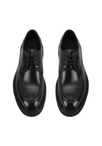 Chaussures en cuir noir avec une finition lisse, présentant un design à lacets, un bout arrondi et des coutures contrastantes le long du bord.