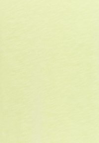 Ljust gult tyg med en mjuk, något strukturerad yta. Den enhetliga färgen visar ett subtilt melerat mönster genom hela tyget.