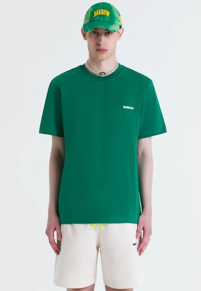 T-shirt verde in cotone con maniche corte e un piccolo logo bianco "BARROW". Abbinata a pantaloni corti color crema con un logo nero e un cordino neon.