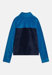 Fleecejacke mit einem Farbblockdesign in leuchtend Blau und dunkelblauen Abschnitten. Weicher Stoff und Stehkragen. Lange Ärmel.