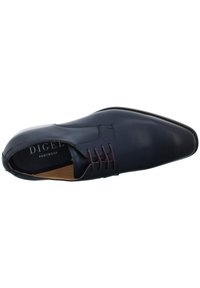 Chaussure habillée en cuir bleu foncé au design épuré, à bout pointu, avec des lacets marron et des coutures minimales. L'intérieur présente une semelle intérieure de marque.