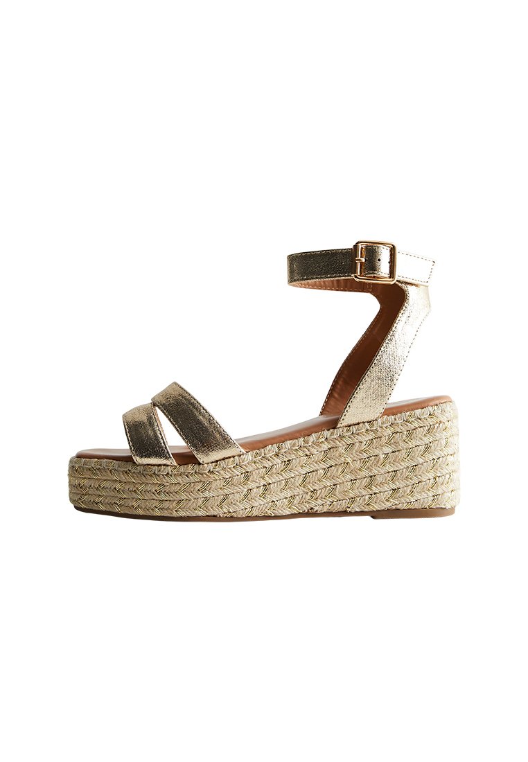 New Look Wide Fit Sandalen met sleehak goudkleurig New Look Wide Fit Sandalen met sleehak goudkleurig