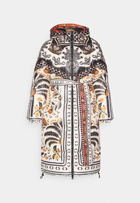 Abrigo acolchado con capucha en blanco, con intrincados patrones florales en negro y naranja, cierre frontal con cremallera y cintura ajustada con cinturón.