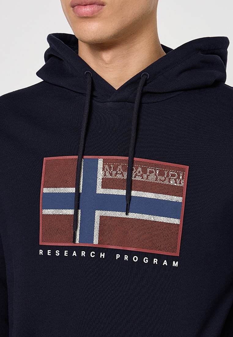 Marineblauer Hoodie mit einem roten und blauen Grafikdesign der norwegischen Flagge und dem Text "Forschungsprogramm", mit einem strukturierten Druck auf einem Baumwoll-Mischgewebe.