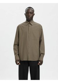 Brun rutete skjorte laget av lett stoff, med klassisk krage, lange ermer, knappestolpe og en brystlomme foran.