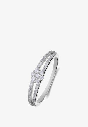 Zilveren ring met dubbele banden, een cluster van heldere edelstenen in het midden en een rij kleinere stenen langs elke band.