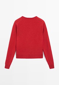 Rode trui met lange mouwen en ronde hals, gezien van achteren, effen gebreide structuur, met geribbelde boorden en zoom.