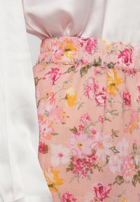 No seleccionado, misty rose aop flower