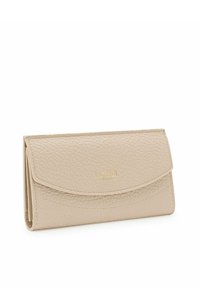Beige textuur leren portemonnee met een ronde klep sluiting, gekenmerkt door een reliëf logo en subtiele stikdetails. Compacte en rechthoekige vorm.