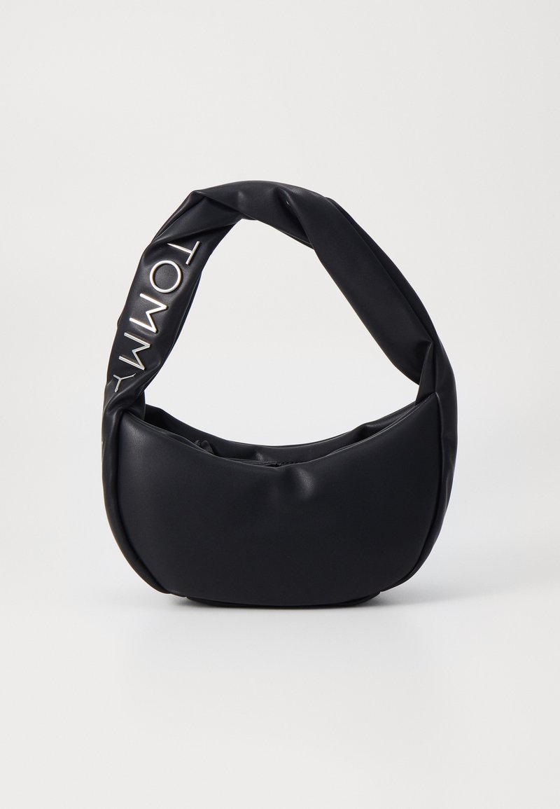 Fekete válltáska puha, matt anyagból. Csavart pánt a bemart "TOMMY" logóval. Lekerekített forma cipzárral.