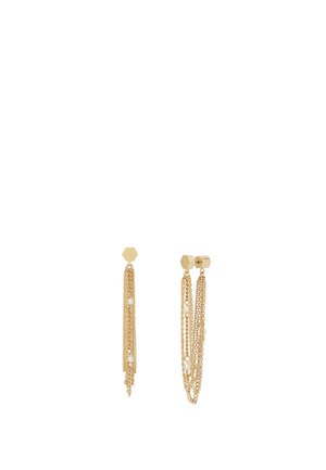 Boucles d'oreilles en forme d'hexagone en or avec plusieurs chaînes pendantes et petites perles blanches en accents sur un fond blanc.