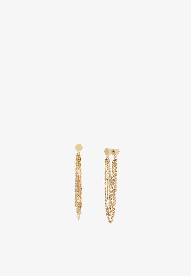 Boucles d'oreilles en forme d'hexagone en or avec plusieurs chaînes pendantes et petites perles blanches en accents sur un fond blanc.