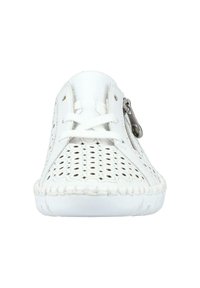 Baskets blanches perforées avec fermeture à lacets et fermeture éclair sur le côté. Dotées d'un bout rond et d'une semelle texturée blanche. Design simple et respirant.