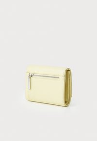 Portefeuille rectangulaire jaune en matériau synthétique lisse, avec une poche zippée et des coutures le long des bords.