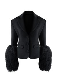 Blazer in lana nera con una silhouette strutturata, caratterizzato da due bottoni, rever a punta e distintive maniche in pelliccia oversize.