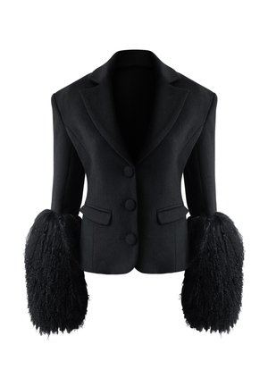 Schwarzer Woll-Blazer mit strukturierter Silhouette, ausgestattet mit zwei Knöpfen, Reverskragen und markanten übergroßen Pelzmanschetten.