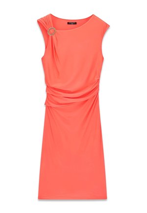 Koraalroze mouwloze jurk tot op de knie met zijwaartse plooien, een ronde gouden gespdetail aan de linkerschouder en een boothals.