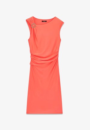 Koraalroze mouwloze jurk tot op de knie met zijwaartse plooien, een ronde gouden gespdetail aan de linkerschouder en een boothals.