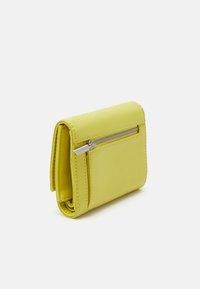 Calvin Klein RELOCK TRIFOLD  - Piniginė - citrus