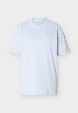 Απλό γαλάζιο κοντομάνικο T-shirt με στρογγυλή λαιμόκοψη και μικρό ραμμένο ορθογώνιο λογότυπο στο αριστερό στήθος.