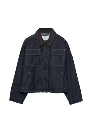 Veste en denim bleu foncé avec un col en velours côtelé marron. Comprend deux poches poitrine et des poches latérales pour les mains, avec des coutures visibles.