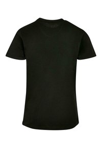 Camiseta de algodón negra de manga corta y cuello redondo. Textura suave, corte recto y sin logotipos ni patrones visibles.