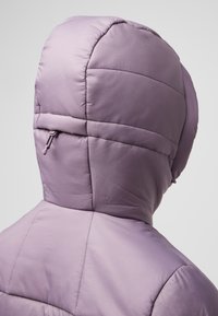 Giacca a vento viola con cappuccio strutturato, design trapuntato e tasca con zip sul retro, realizzata in materiale liscio e leggero.