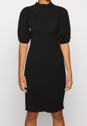 Schwarzes strukturiertes knielanges Kleid mit aufgebauschten kurzen Ärmeln und einem leicht gerafften hohen Kragen an einer stehenden Person.