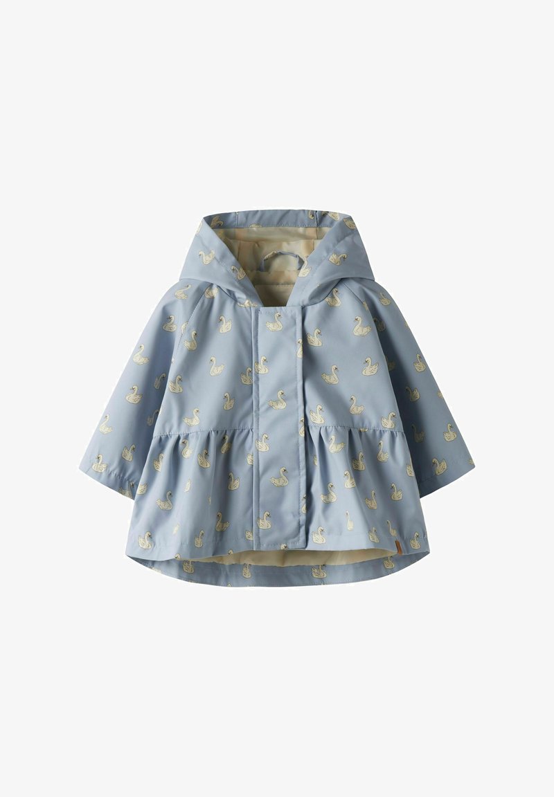 Impermeable para niño pequeño de color azul claro con capucha, decorado con estampados blancos de cisnes, con cintura fruncida y cierre delantero de broches.
