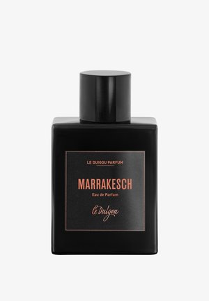 Schwarze rechteckige Glasflasche mit mattschwarzem Deckel. Das Etikett in roségoldener Schrift trägt die Aufschrift "Marrakesch Eau de Parfum" und "Le Duigou."